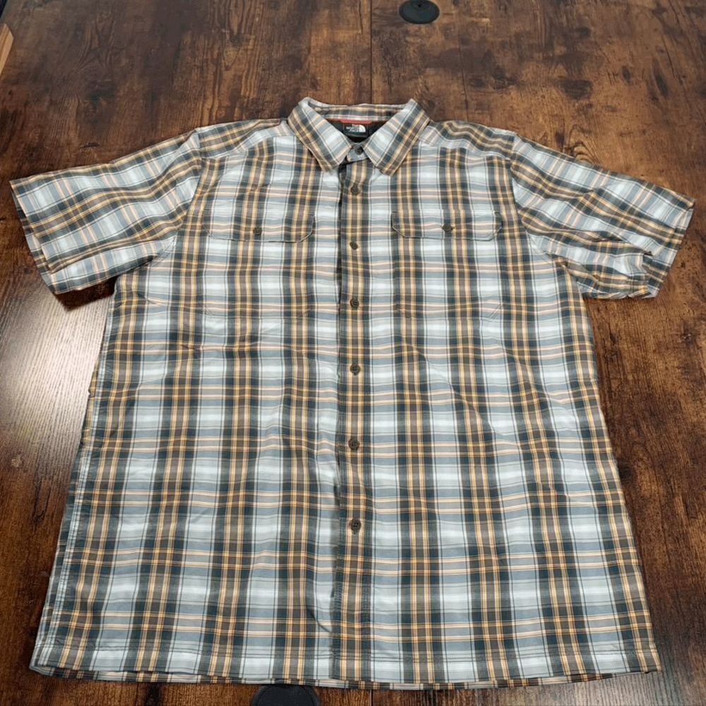 North Face Mens Large Button up Short sleeve Plaid Shirt Pockets